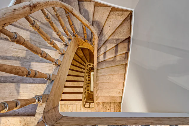 Houten trap bij een Armana-renovatieproject